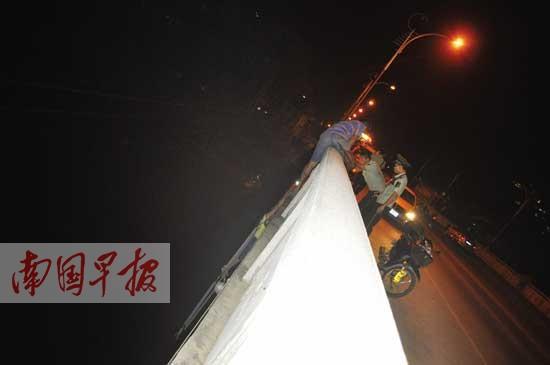 疑因家庭矛盾女子欲跳桥 悬空瞬间双手被拽住(图)