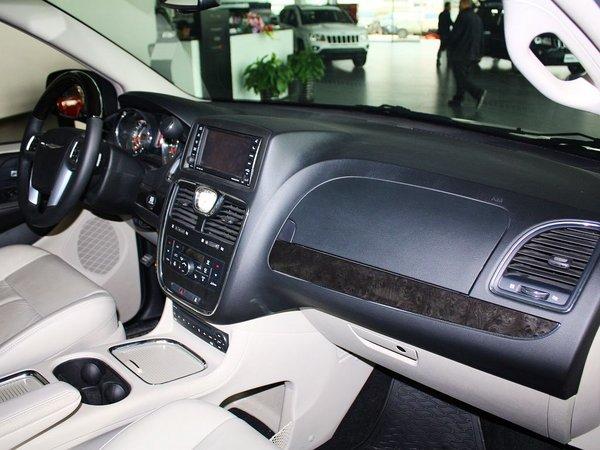 克莱斯勒(进口) 3.6L 自动 中控台右侧