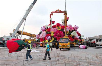 吊装现场。昨晚,天安门立体主花坛“祝福祖国”完工,今天起供游人参观。