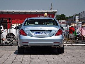 奔驰(进口) S320L 车辆正后方尾部视角