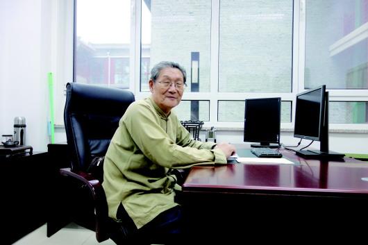 楼宇烈先生在办公室接受记者采访. 本报记者 魏新丽 摄