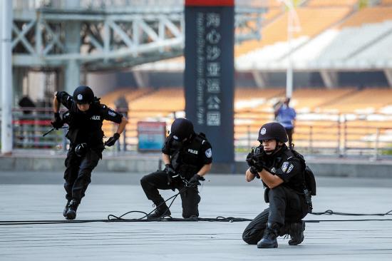 广州建空中巡逻应急处突机制 特警空中索降3秒到地