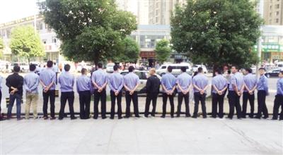 �Ϸ�30�������洫�������� �����˶���ɽ·����(ͼ)