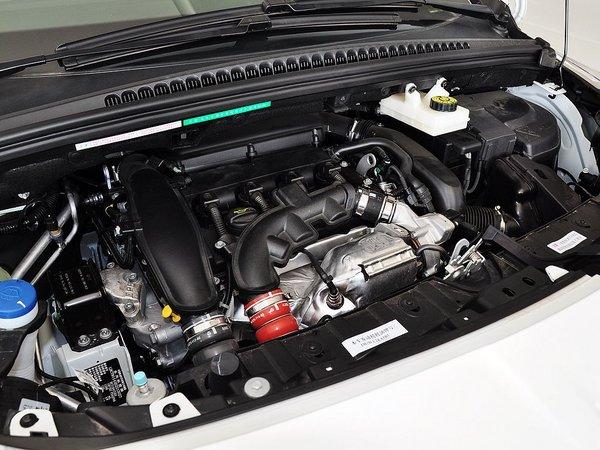 东风标致 1.6thp 自动 发动机主体特写