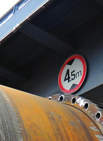 吨的罐体通过北滨河路白塔山东侧人行过街天桥时,因高度超过桥梁限高