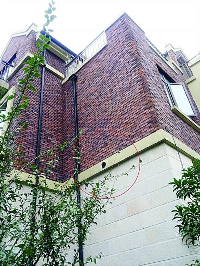 高端大气上档次的英伦别墅,漂亮的红色烟囱高竖在房顶,位于南京小行路