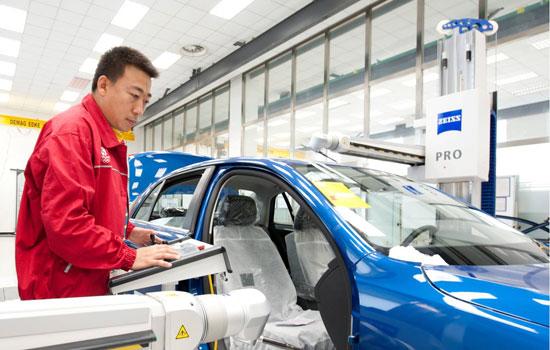 一汽大众长春工厂工程师用探针精准测量零件匹配尺寸