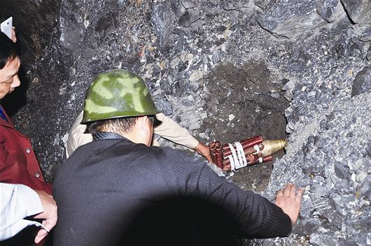 长江边现高射炮弹 民警穿70斤排爆服安全引爆