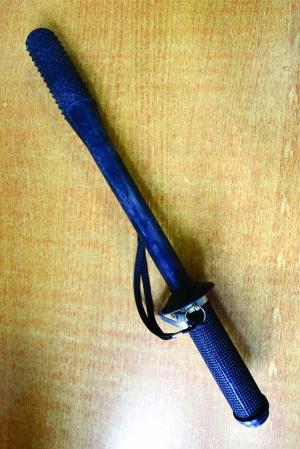 电警棍,辣椒水也是校园保安的标配