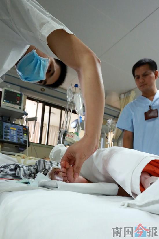 3岁女孩遭木头刺穿下身续:爱心涌来 仍未脱离危险
