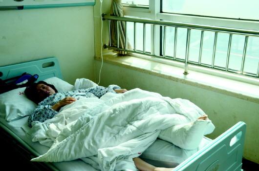 新闻中心 社会新闻  在省立医院东院,39岁的李红如躺在病床上一筹莫展