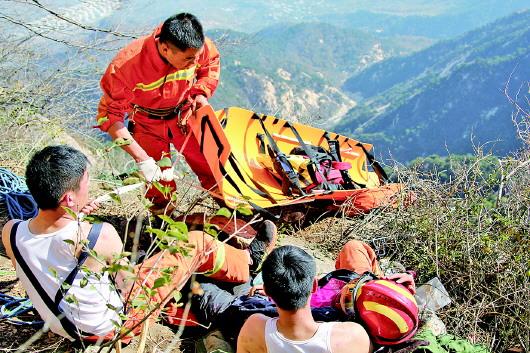 3日,救援人员将担架放下悬崖准备救援.