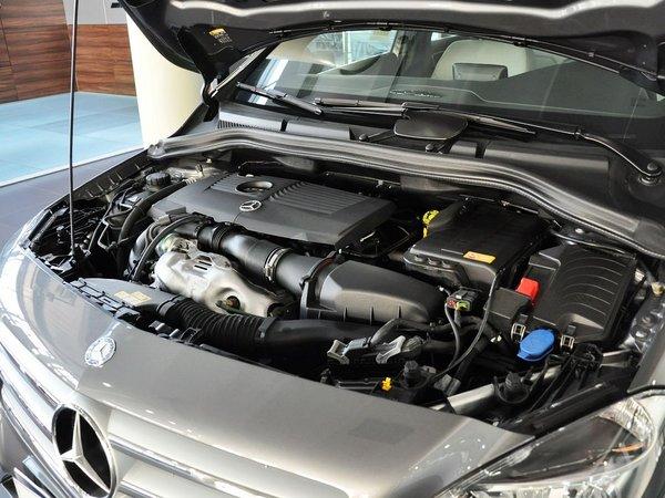 奔驰(进口) B180 1.6T 发动机主体特写