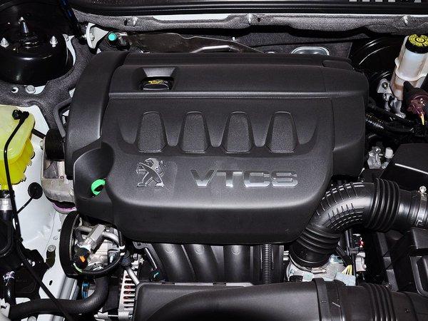 东风标致 2.3L 自动 发动机主体特写