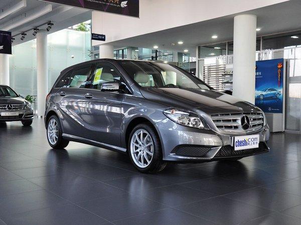 奔驰(进口) B180 1.6T 车辆右侧45度角