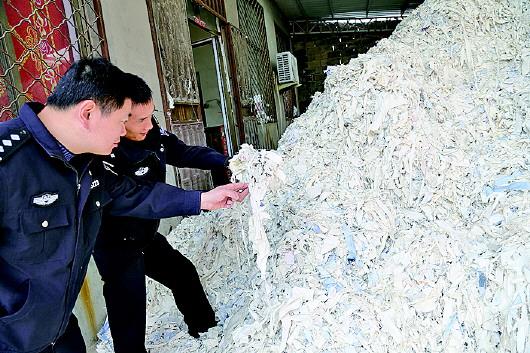 ◤已漂白并晾晒好的布条,堆成了小山.