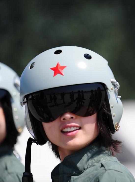 起底歼10女飞行员:天上女汉子 地下萌妹纸(图)