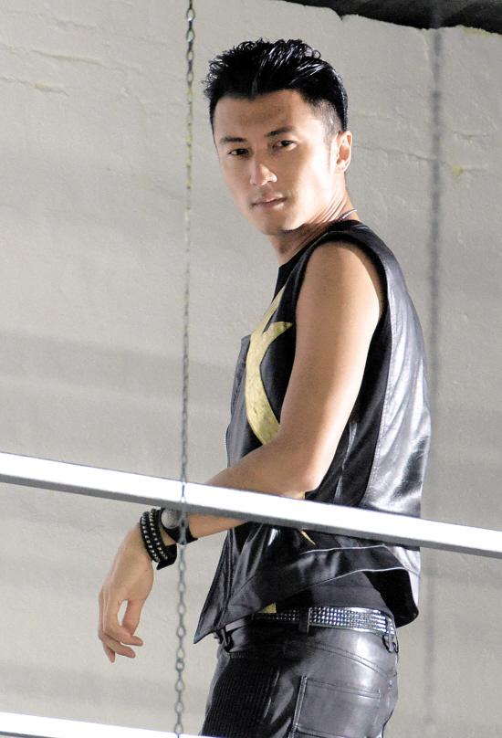 谢霆锋拍广告出神表情似写着生人勿近