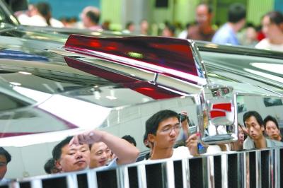 如今的年轻人参观新一代红旗轿车红旗l5轿车是今年北京apec会议的一大