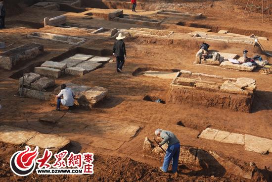 山东滕州小学操场现汉代墓葬群 已发掘20余座(图)