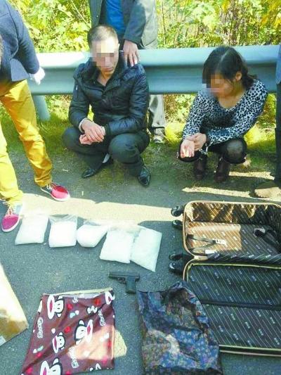 法治新闻  昨天上午,在随岳高速公路上,两男一女携带手枪运输毒品,被