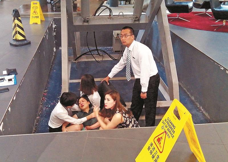 女子不慎摔入奔驰4s店大坑内 5根肋骨骨折