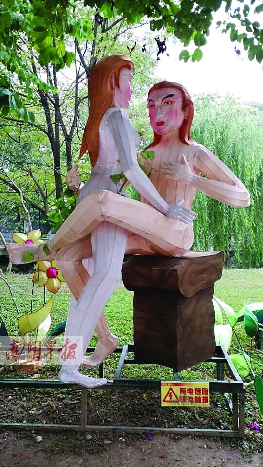 景区情侣灯箱造型露骨 孩子好奇家长尴尬