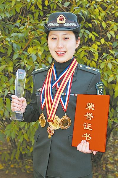 解放军女连长连续3年胜11个男连长比武夺冠(图)(2)