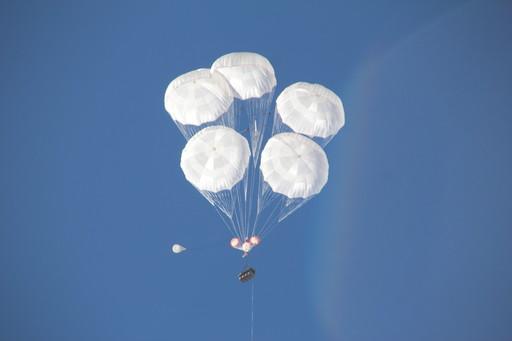 中国最大空降空投试验创世界纪录 试跳员骨裂(图)(2)