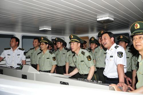 军校请记者帮练面对媒体 学员扮演新闻发言人(图)(2)