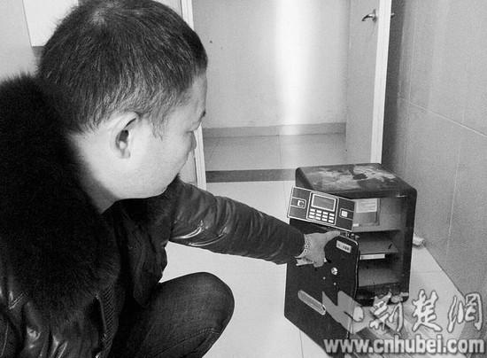 图为:一住户家中保险柜被撬开