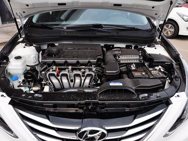 北京现代 2.4L 自动 发动机局部特写