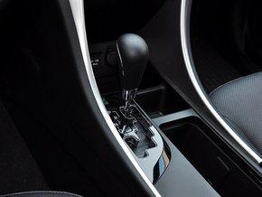 北京现代 2.4L 自动 挂档把手特写