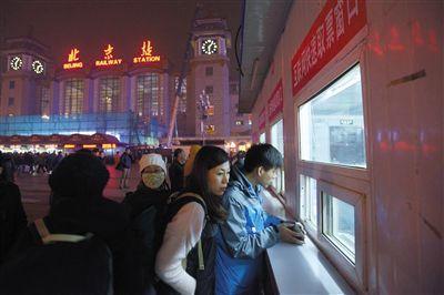 昨日,北京站广场“互联网取票窗口”前部分乘客等待取票。昨日,北京四大火车站售票窗口开售春运火车票,购票乘客寥寥无几。