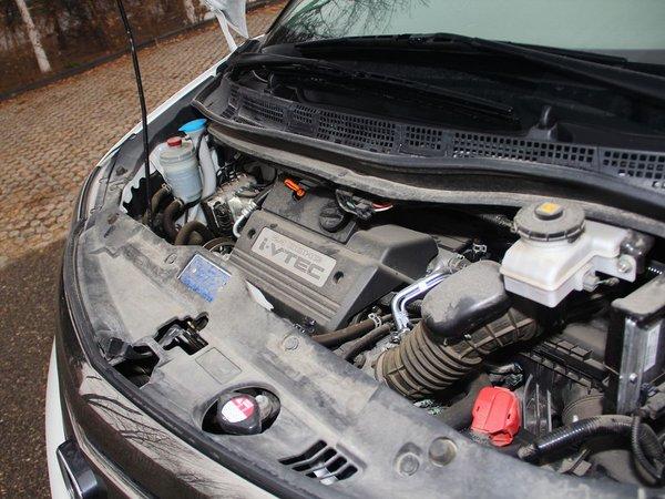 东风本田 2.4L 自动 发动机局部特写