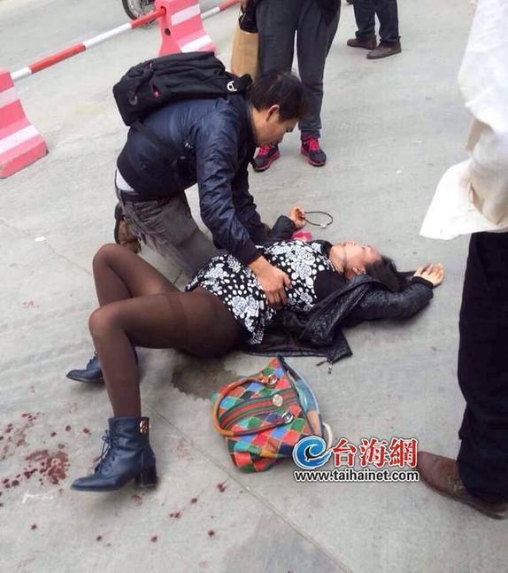 男子持刀捅伤三女子 保安挥扫把撂倒歹徒(图)