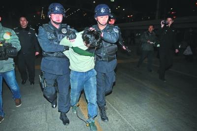 逃犯娄亚刚被押送到武汉.见习记者杨少昆 通讯员应后威 摄