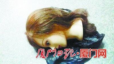 公交车上灯光昏暗,座椅下的黑色塑料袋里露出一颗毛茸茸的女人"头颅"