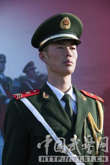 天安门国旗护卫队苦练:手练得拿不住筷子(组图)(3)