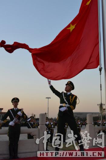 天安门国旗护卫队苦练手练得拿不住筷子组图6