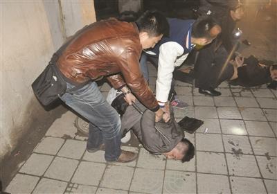 便衣民警抓捕贩毒嫌疑人.警方缴获的涉案物品.