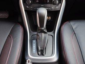 长安铃木 1.6L CVT 挂档把手特写