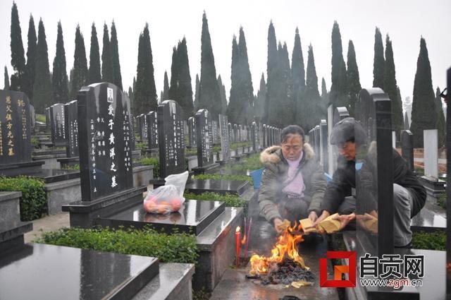 黄姿容夫妇祭奠黄洋二审现场林森浩希望捐献遗体据人民网消息,当天