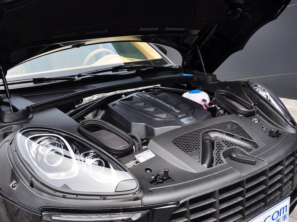 保时捷 macan 发动机主体特写