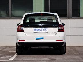 斯柯达 1.6L 手动 车辆正后方尾部视角