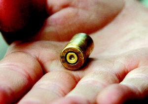 新疆边防武警用弹壳制作生动擒敌动作模型(图)