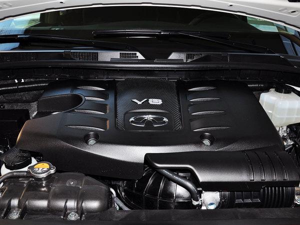 英菲尼迪 5.6l 自动 发动机局部特写