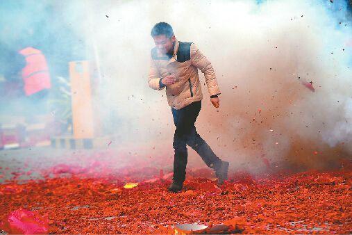 济南开门炮引重污染 网友吐槽放炮不如发红包