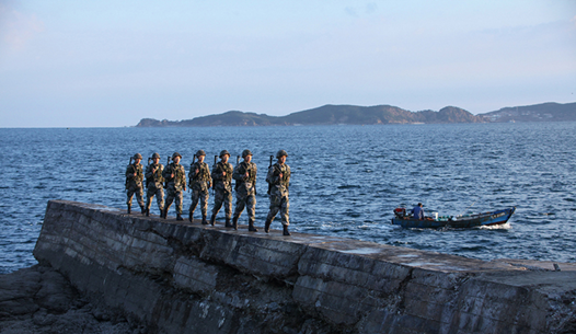 资料图:海岛官兵每天为嵊泗岛巡逻查滩 许小波摄影