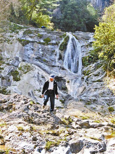 ��ס����Դͷ���Ű������ÿ�춼Ҫ����Դͷ���Σ���ʰ������οͶ���������